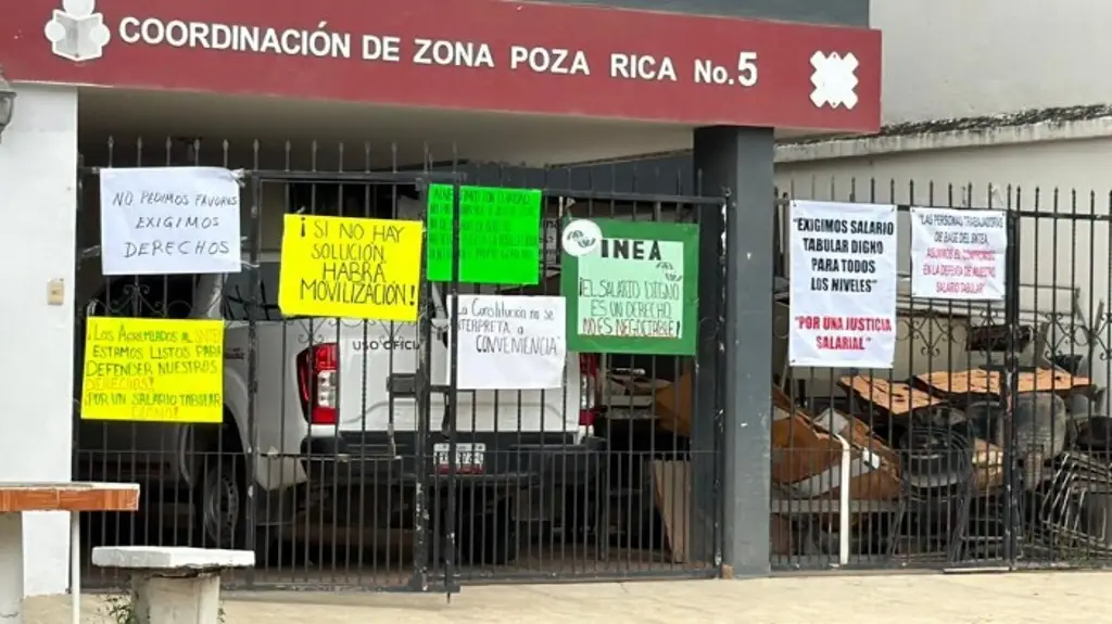 Imagen Trabajadores del INEA realizan paro en Poza Rica, Veracruz; este es el motivo