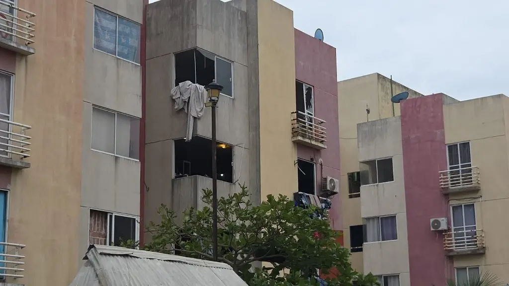 Imagen Evalúan estado de salud de adolescente afectada por explosión en Veracruz 