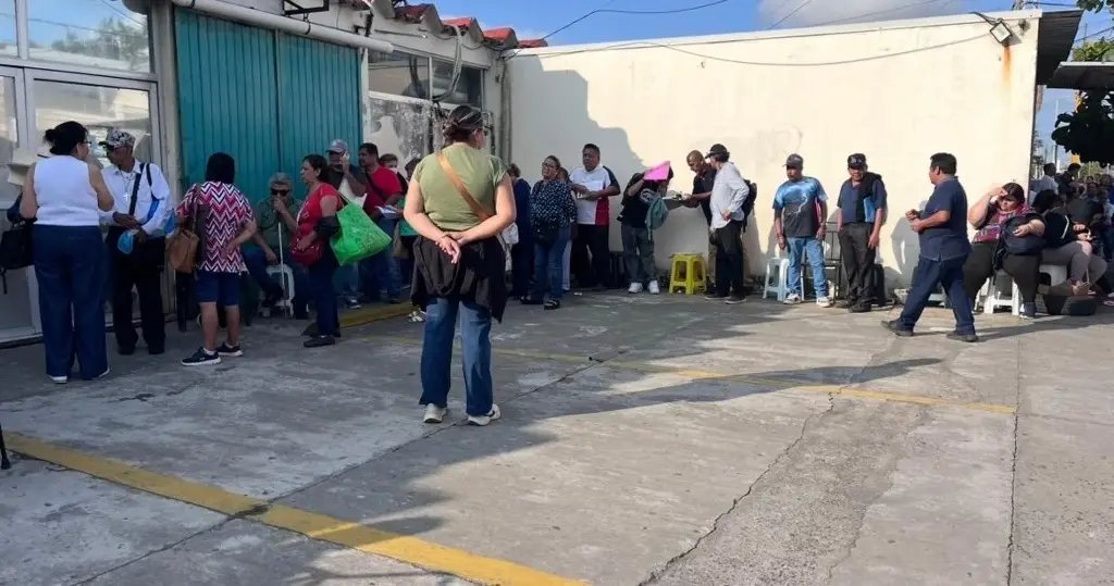 Imagen Se quejan por largas filas en área de prestaciones del IMSS en Veracruz 