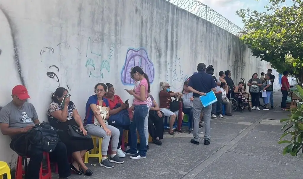 Imagen Denuncian presunta venta de lugares para hacer trámites en el IMSS de Cuauhtémoc 