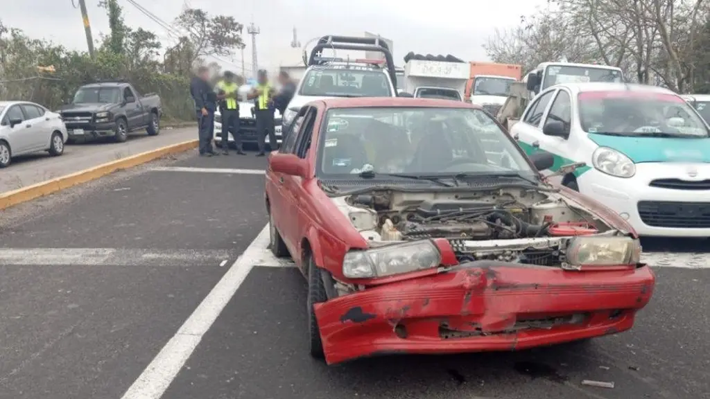 Imagen Aparatoso accidente en carretera con dirección al puerto de Veracruz; hay cierre vial 