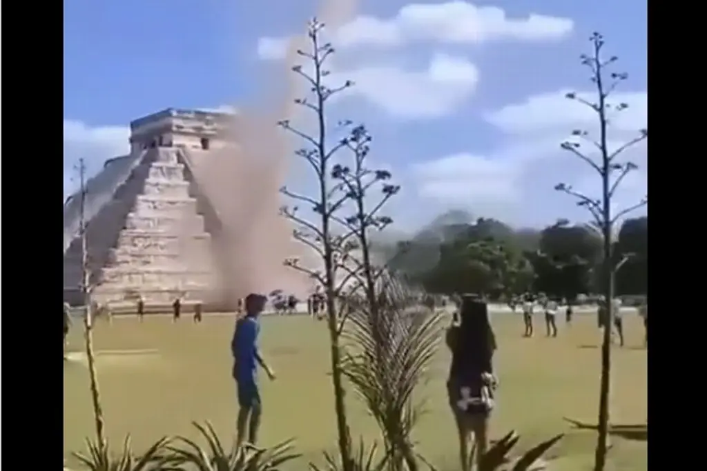 Imagen Impresionante remolino en pirámide de Kukulcán en Chichén Itzá 