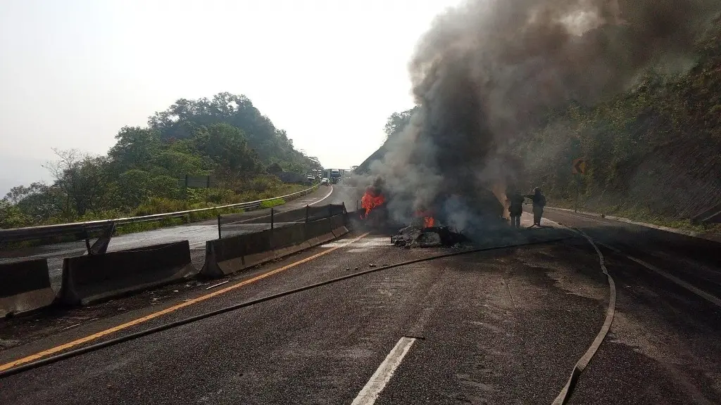 Imagen Cierre total en libramiento de Xalapa, muere conductor de tráiler 