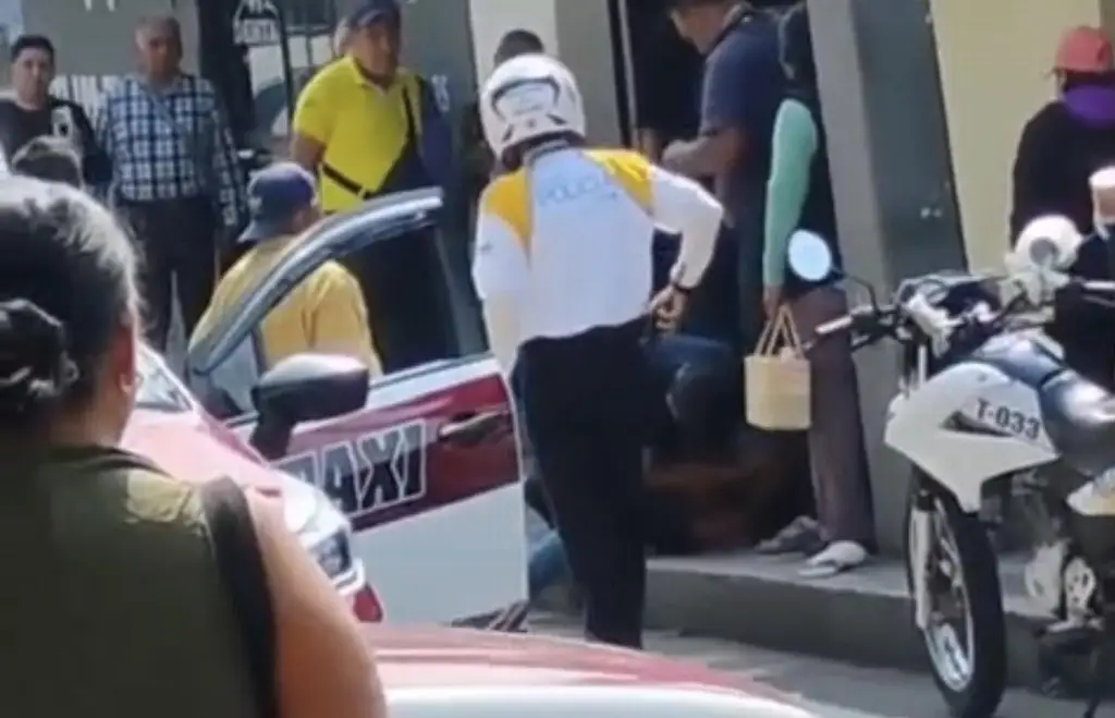 Imagen Captan pelea entre taxista y chofer de autobús en Orizaba, Veracruz (+Video)