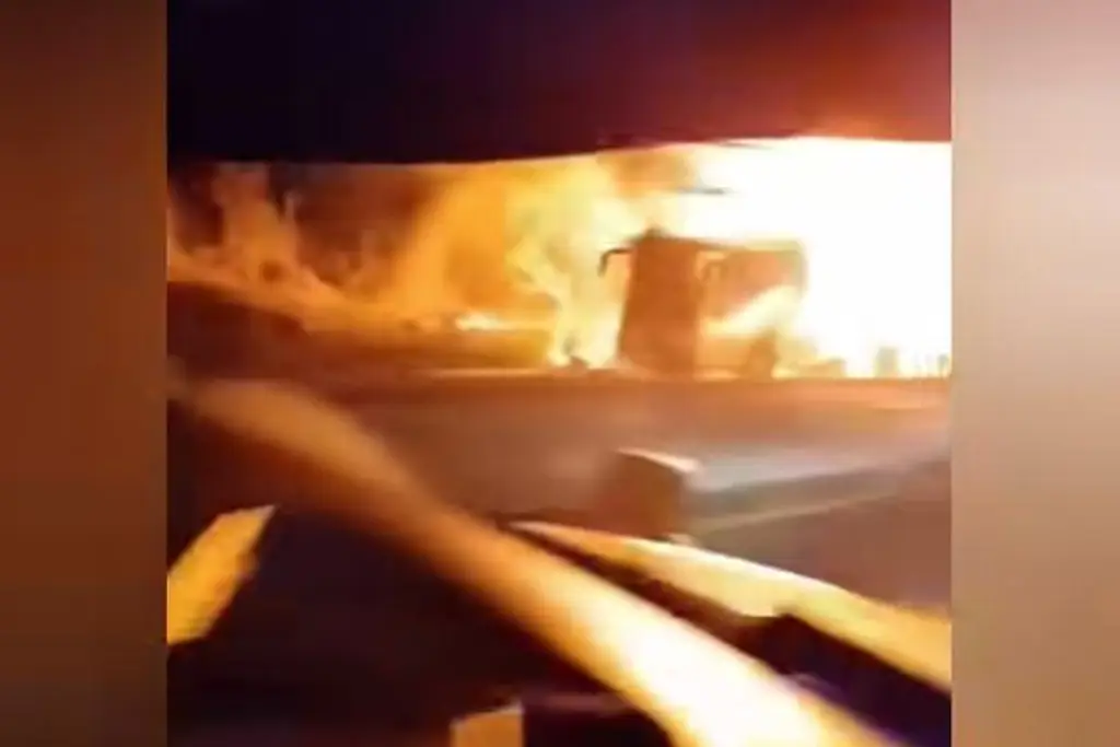 Imagen Incendio de autobús provoca cierre de circulación en la Veracruz - Córdoba