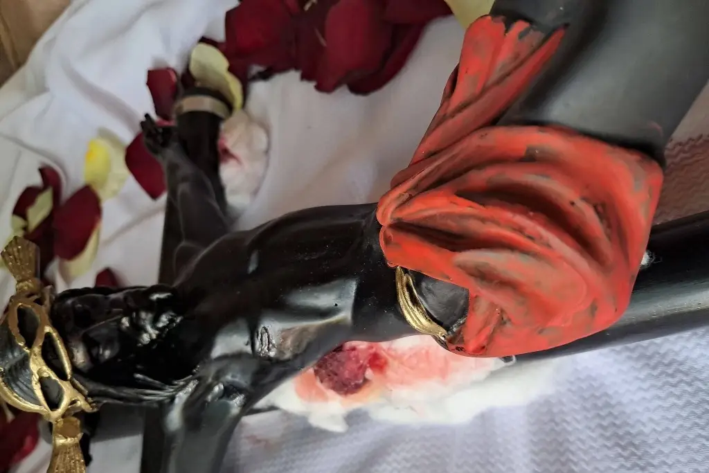 Imagen Brota de crucifico sustancia similar a la sangre en capilla de Veracruz