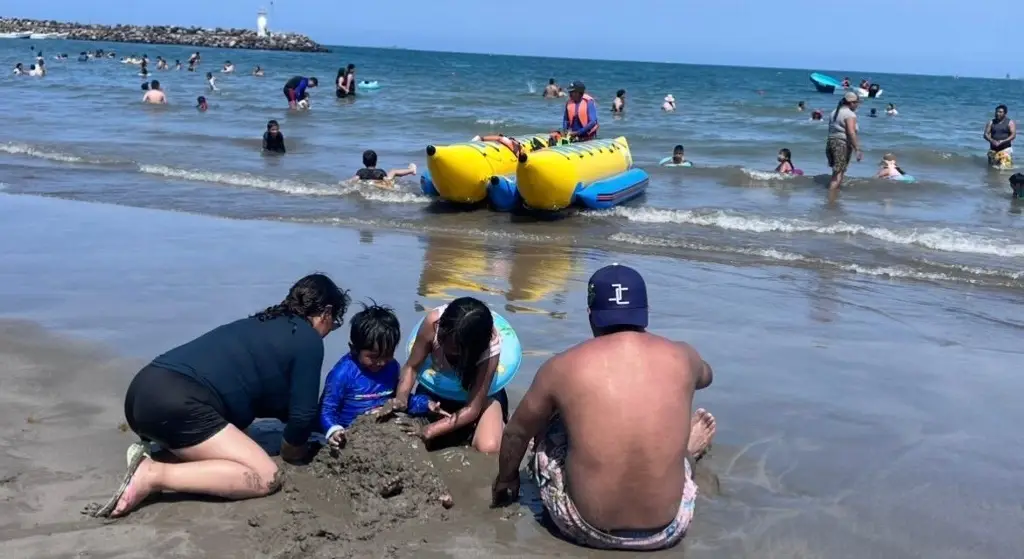 Imagen Turistas aprovechan hasta el último minuto las playas de Veracruz 