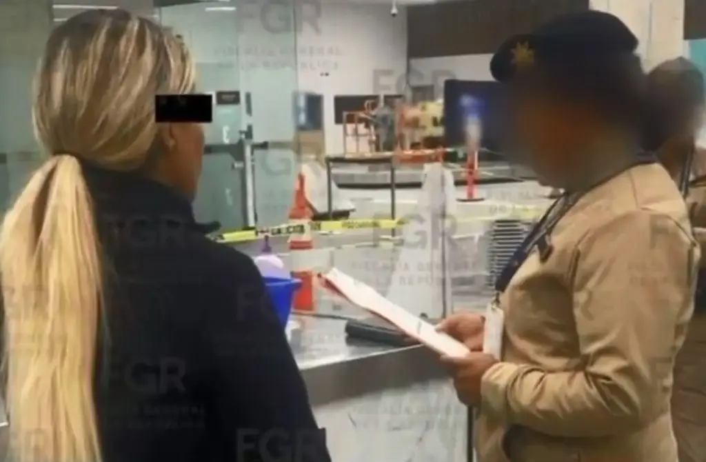 Imagen Detienen a mujer con presunta cocaína en frascos de shampoo en aeropuerto de CDMX