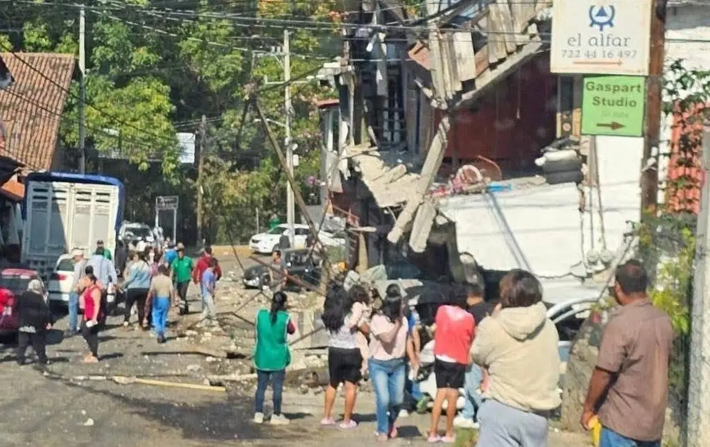 Imagen Autobús sin frenos choca contra coches y casas en Valle de Bravo; hay 7 lesionados