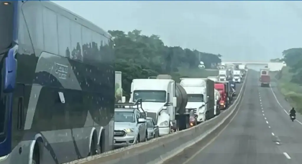 Imagen Hay cierre parcial de circulación en autopista de Veracruz; a esto se debe 