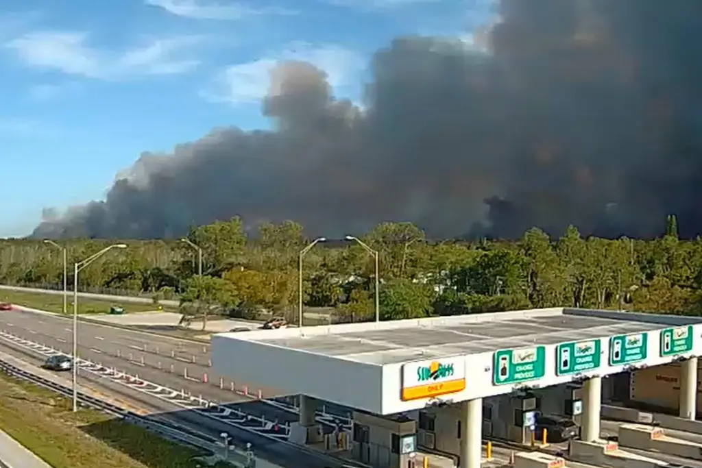 Imagen Crece incendio forestal en Florida y obliga a evacuaciones masivas