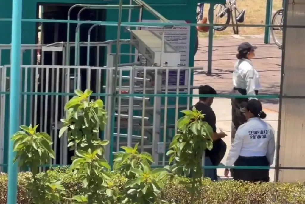 Imagen Lo hallan aún con la placenta y el cordón umbilical dentro de bote de basura, en escuela