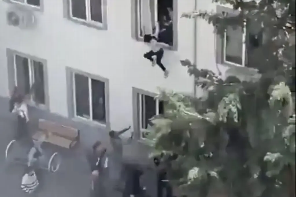 Imagen Estudiantes saltaban desde ventana para escapar del tirador, en Turquía (+Video)