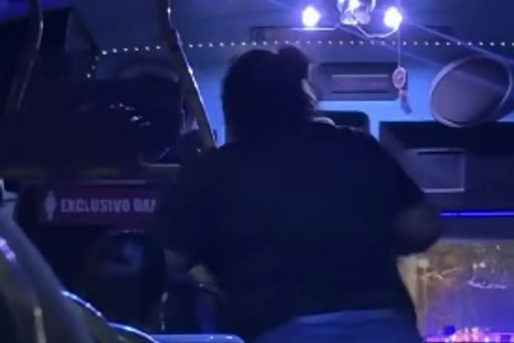 Imagen Captan a mujer golpeando a hombre en camión urbano en Veracruz (+Video) 