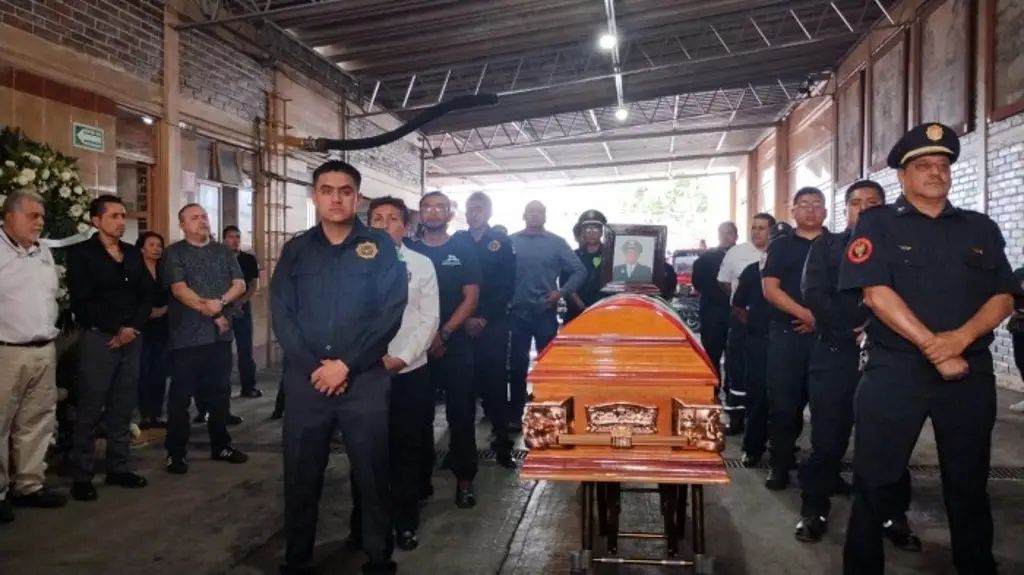 Imagen Dan último adiós a Manuel Jiménez, comandante de Bomberos en Orizaba, Veracruz 