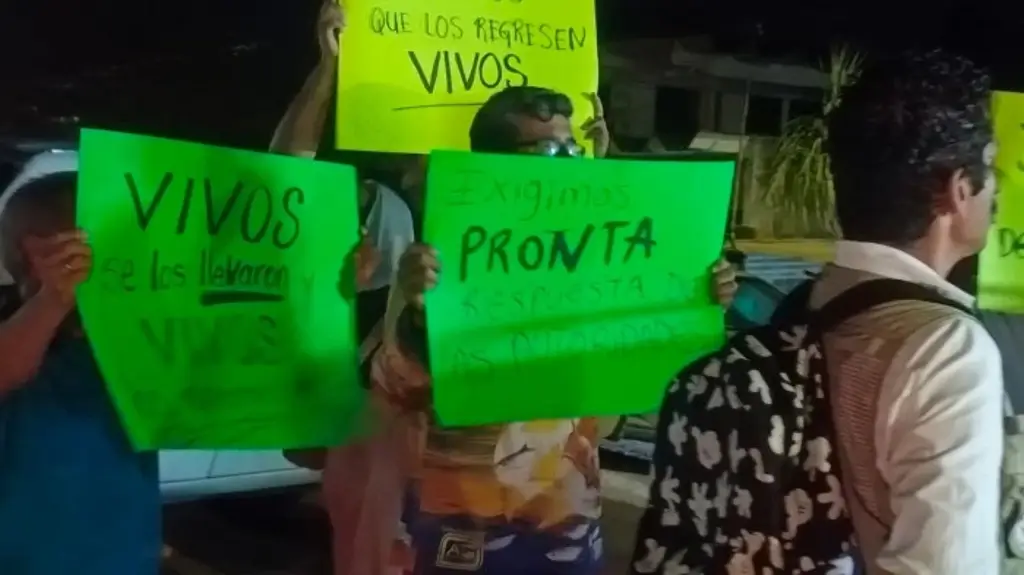 Imagen Conductores de taxi bloquean carretera federal Cardel - Poza Rica; esto exigen 