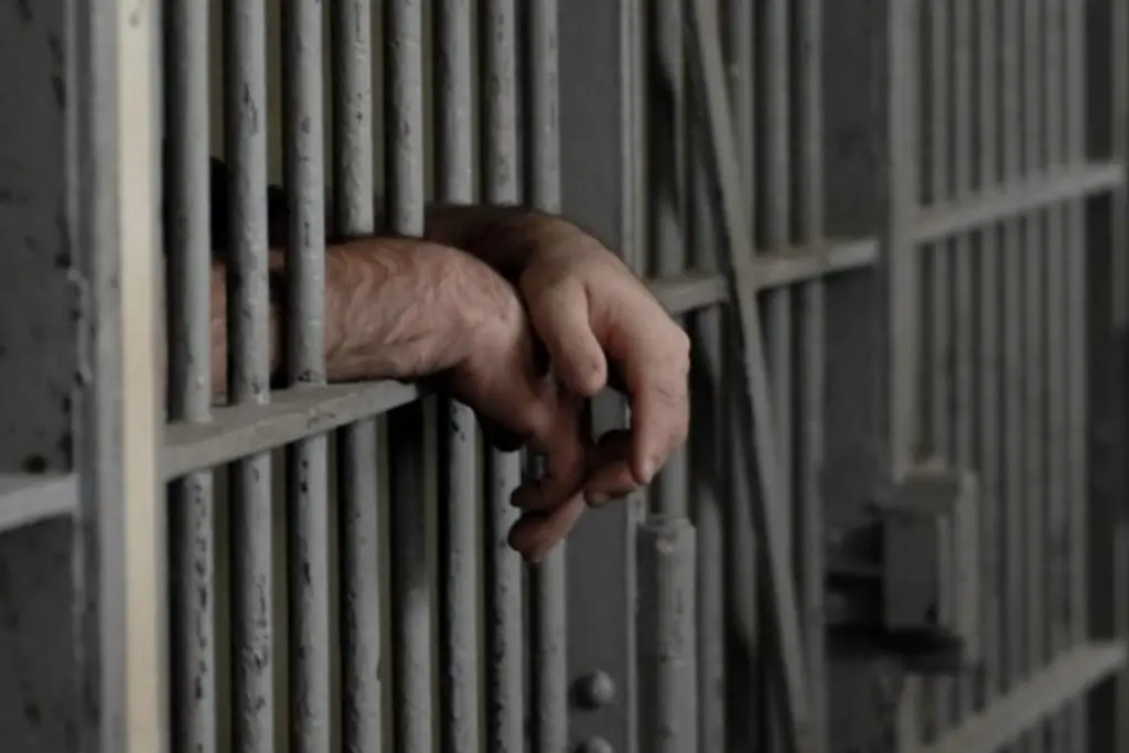 Imagen ¿Si enfrentas orden de aprehensión por delito con prisión preventiva oficiosa, puedes pedir amparo?