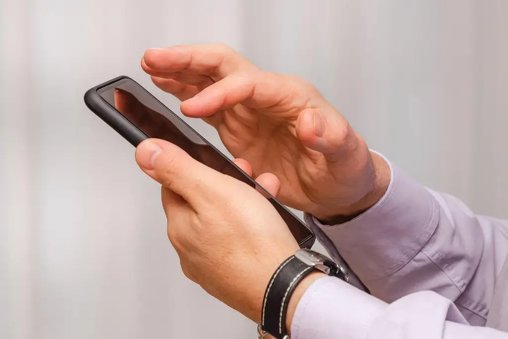 Imagen Revelan cuántos mexicanos usan el celular para transferencias bancarias