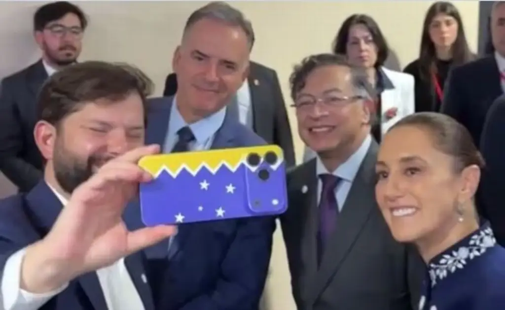 Imagen Sheinbaum escucha a mexicanos y se toma selfie con jefes de Estado