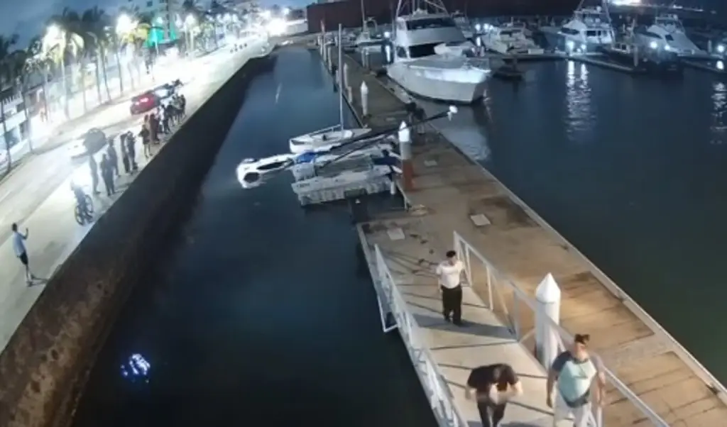 Imagen Estos son los daños que dejó camioneta que cayó al mar en club de yates de Veracruz 