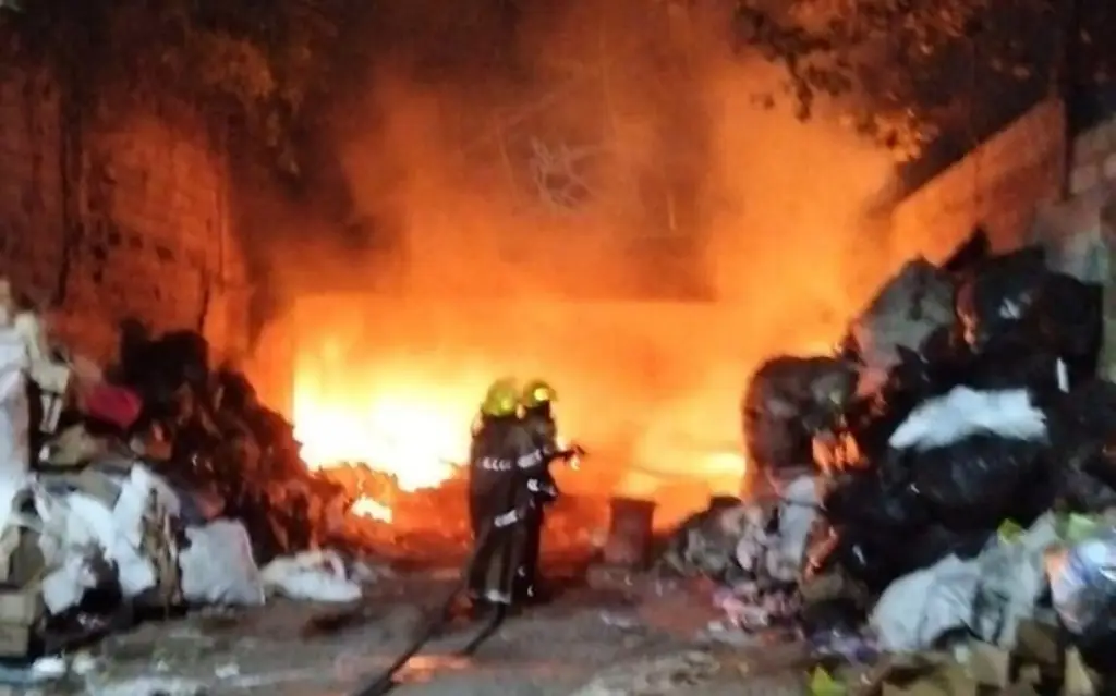 Imagen Arde el tiradero a cielo abierto de Nogales, Veracruz; fuego fue controlado
