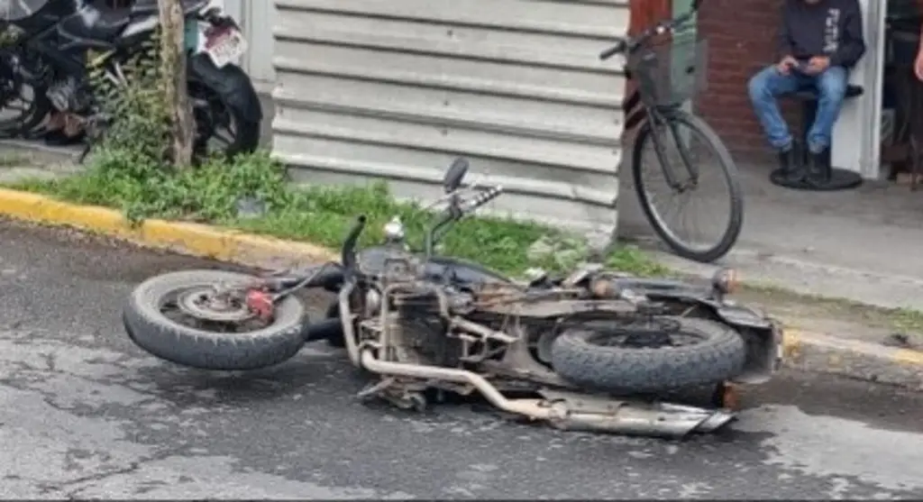Imagen Aparatoso accidente entre una moto y un carro en Río Blanco, Veracruz; hay 2 lesionados