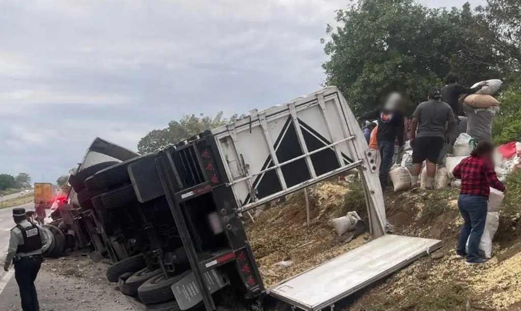 Imagen Cierre por volcadura de tráiler en autopista de Veracruz