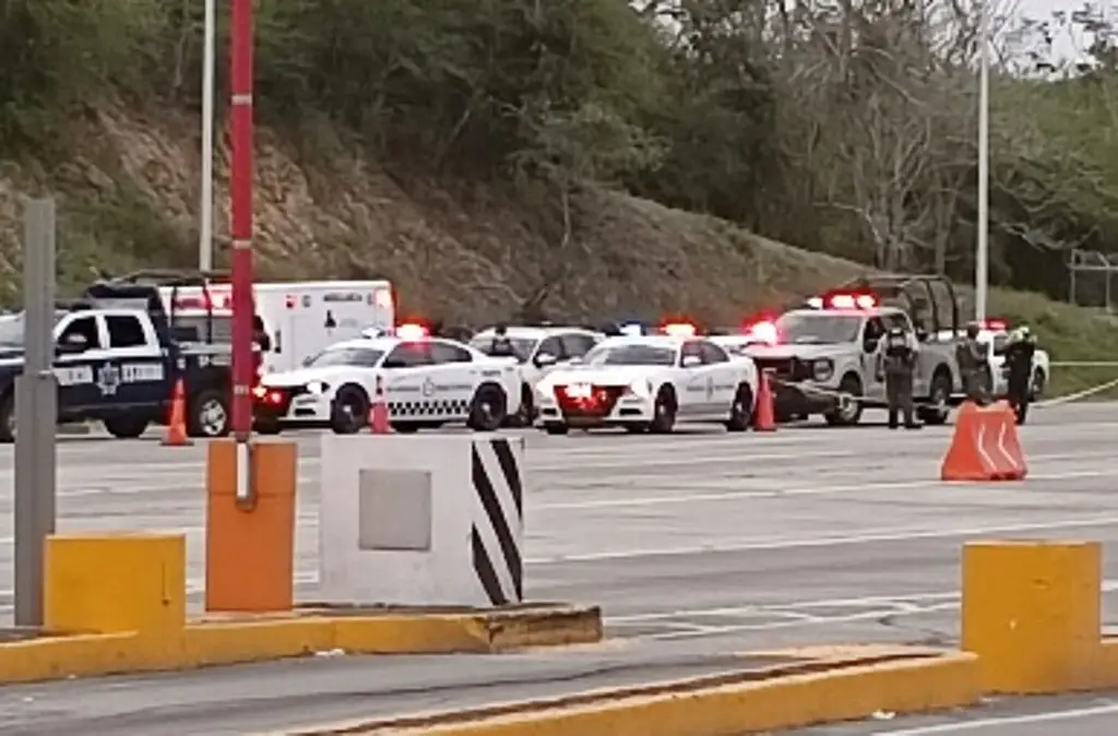 Imagen Persecución termina en balacera en caseta de autopista Tuxpan - México; reportan un muerto 