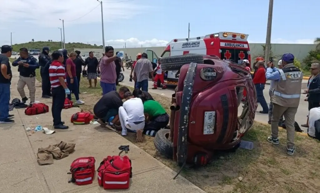 Imagen Aparatoso accidente automovilístico entre carro y moto al sur de Veracruz; hay 4 lesionados  