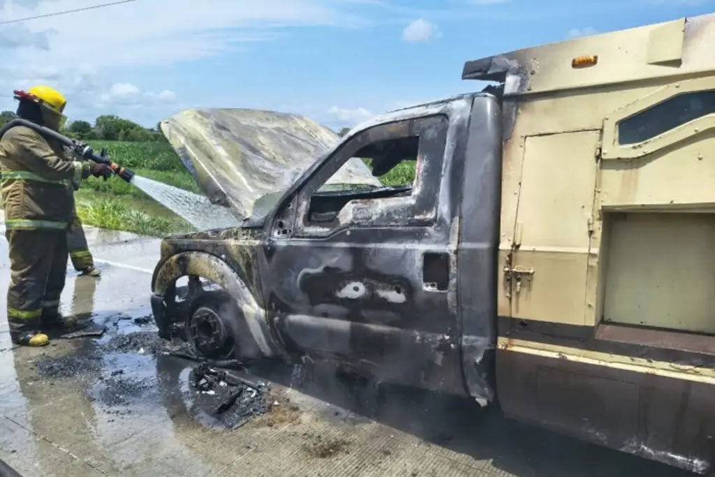 Imagen Se incendia vehículo de valores en carretera de Veracruz