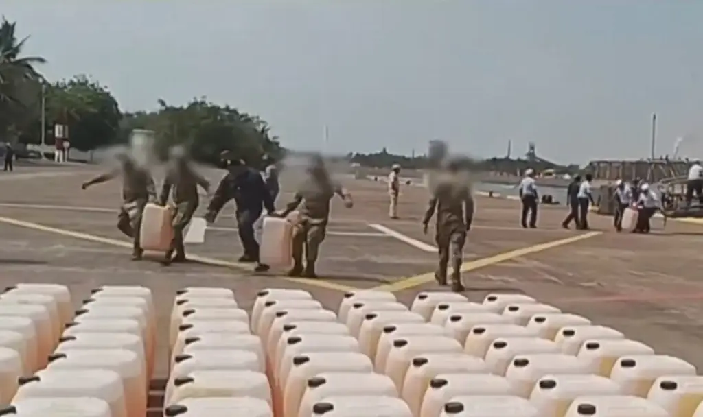 Imagen Aseguran embarcación con 103 bidones de combustible en altamar