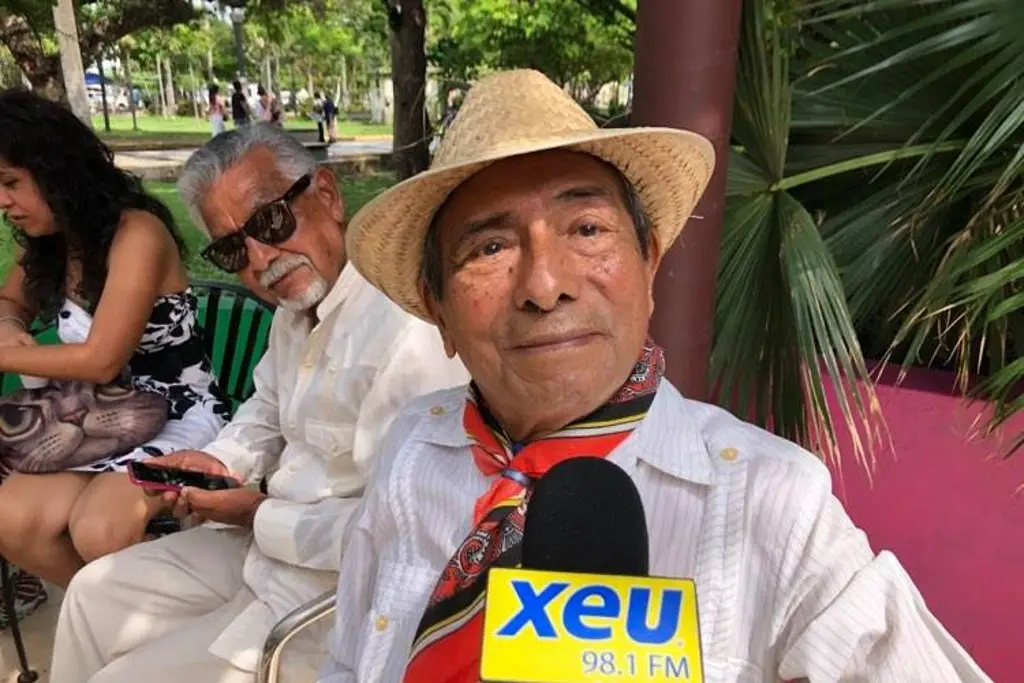 Imagen Celebra Milburgo que retomaron su idea de vestirse de jarochos en Día de la Veracruzaneidad