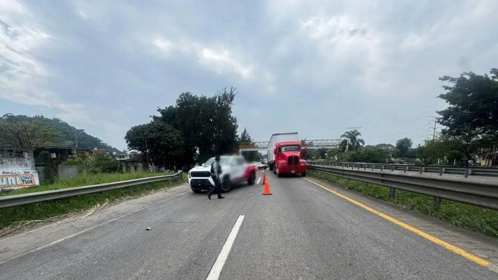 Imagen Cierre parcial de circulación en carretera con dirección al puerto de Veracruz