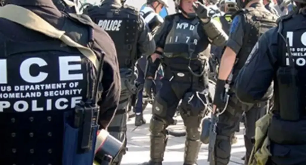 Imagen ICE instruye a sus agentes a no entrar en viviendas sin una orden judicial, según NBC