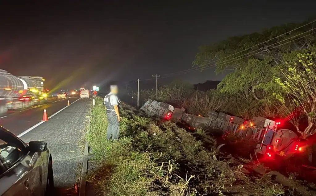 Imagen Vuelca pipa en libramiento de Veracruz; hay cierre parcial