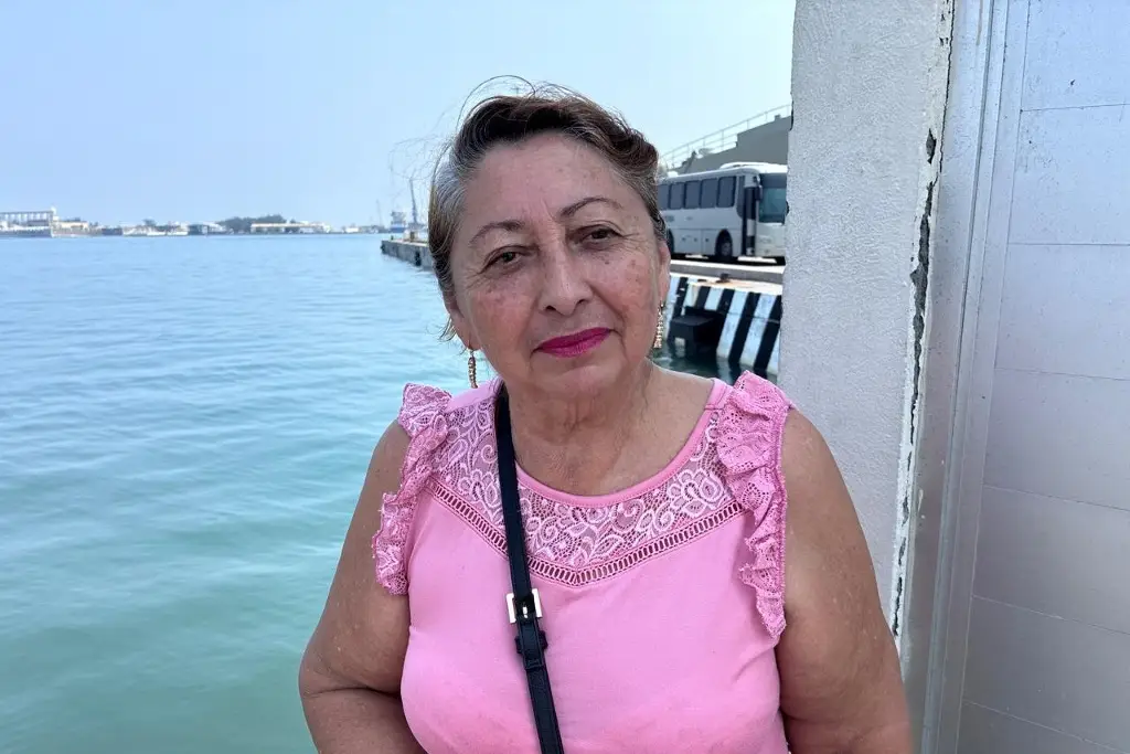 Imagen Con orgullo y emoción: así recibió una abuelita a su nieto cadete en Veracruz