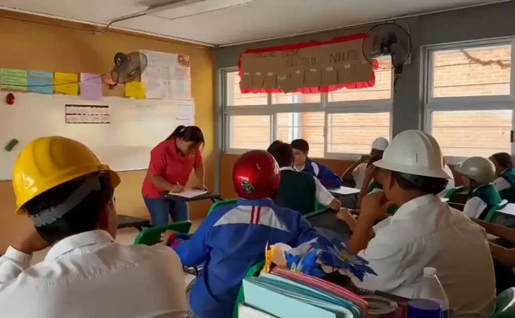 Imagen Alumnos de telesecundaria usan cascos en clases por riesgo de colapso, en Morelos (+Video)