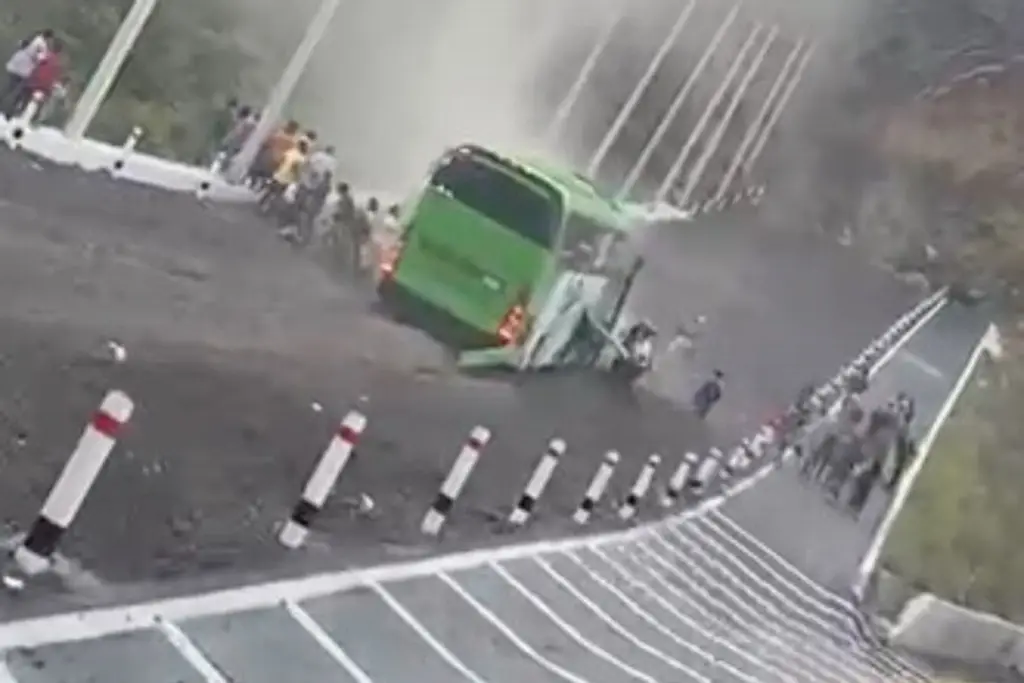 Imagen Autobús se queda sin frenos mientras descendía en Cumbres de Maltrata