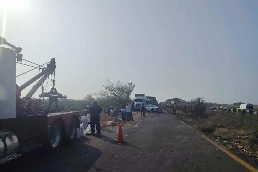 Imagen Hay cierre parcial de circulación en carretera de Veracruz; checa a qué altura