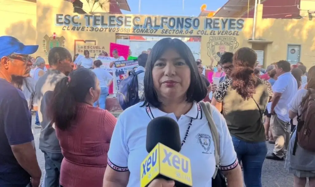 Imagen Directora de telesecundaria confirma falta de maestros tras protesta de padres de familia 