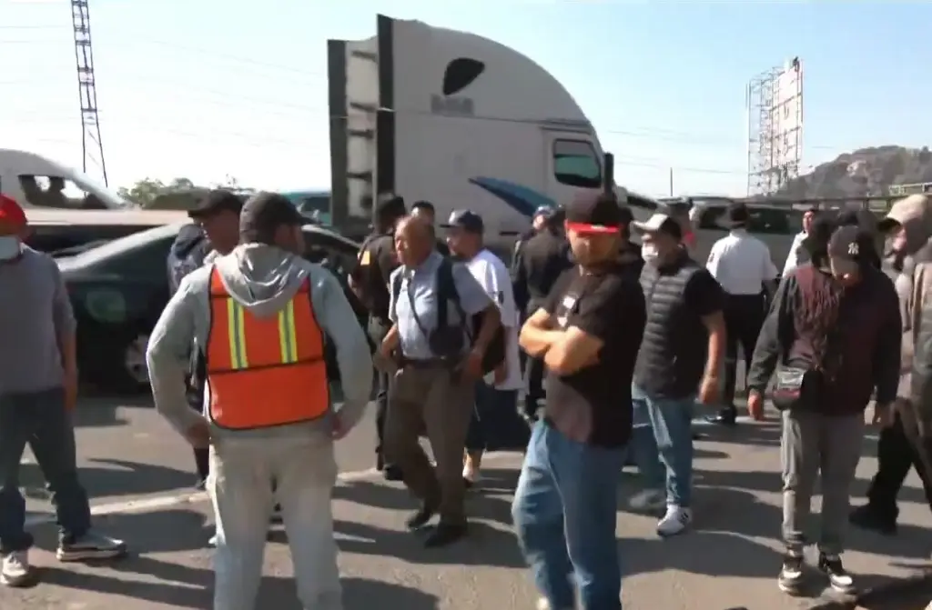 Imagen Grupo de choque llega a bloqueo en autopista y agrede a manifestantes; hay un detenido