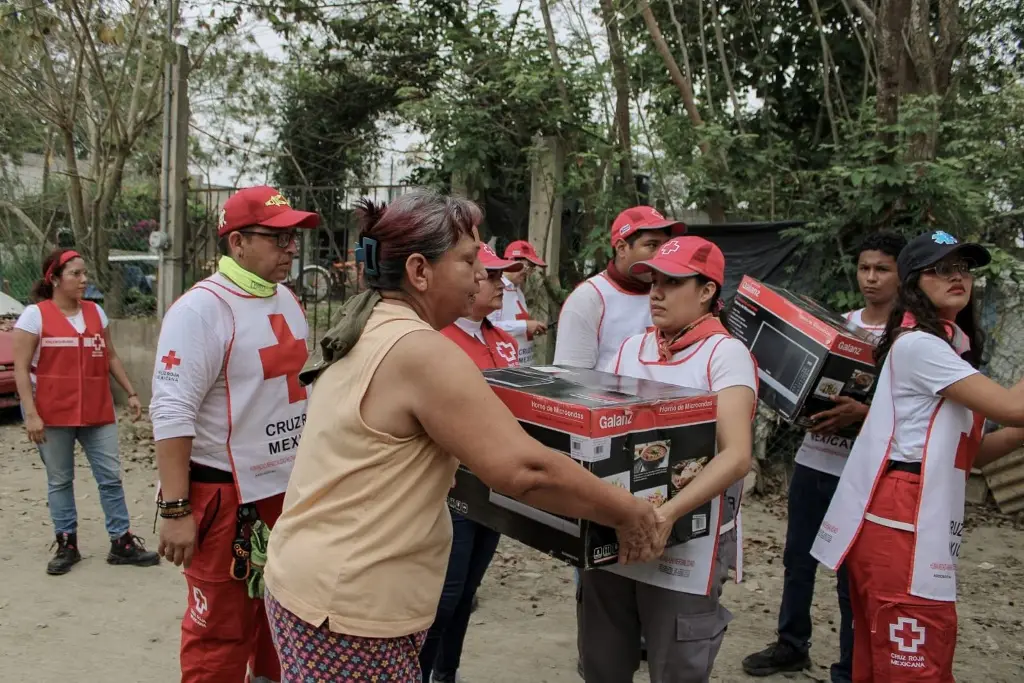 Imagen Cruz Roja entrega más enseres a damificados por inundaciones en Poza Rica