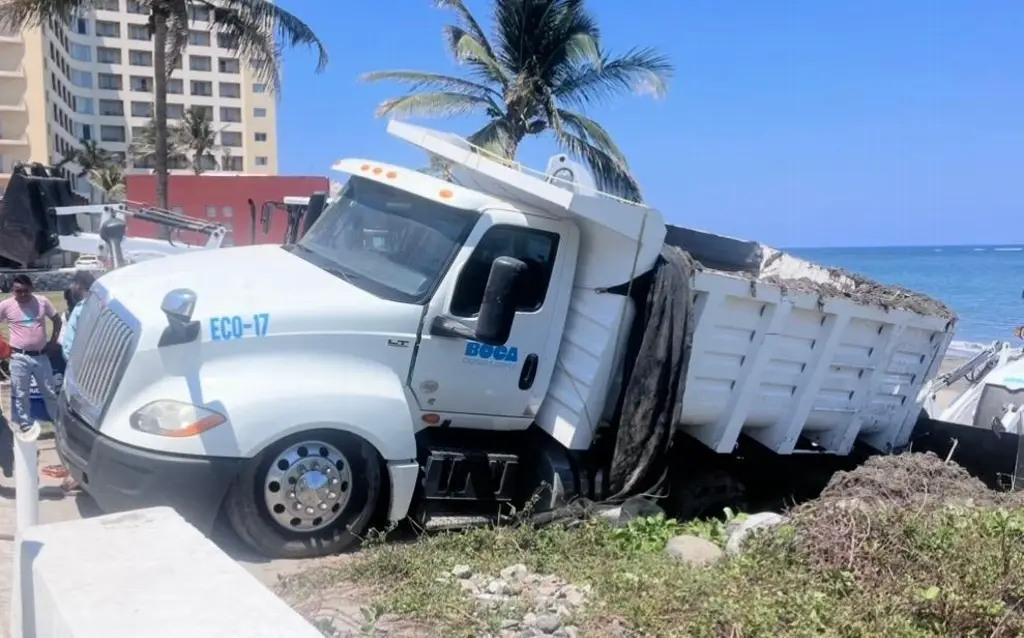 Imagen Se atascó un camión de volteo del municipio de Boca del Río 