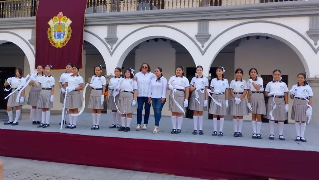 Imagen Video: Con lenguaje de señas, alumnas de Veracruz interpretan himno nacional y juramento