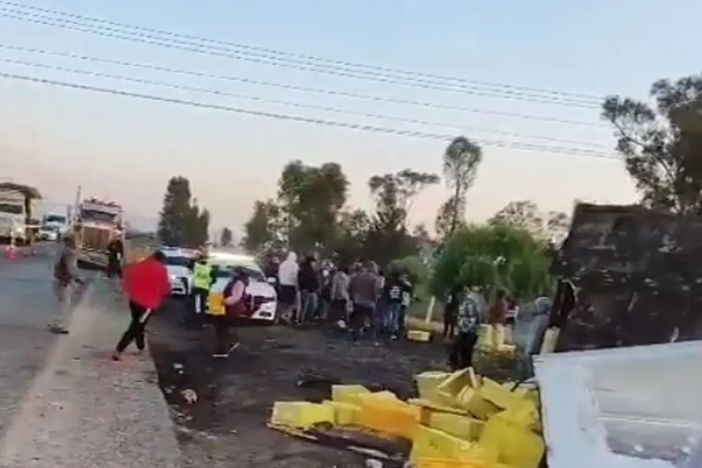 Imagen Pobladores rapiñan toda la carga de tráiler volcado. Hasta camioneta llevaron (+Video)