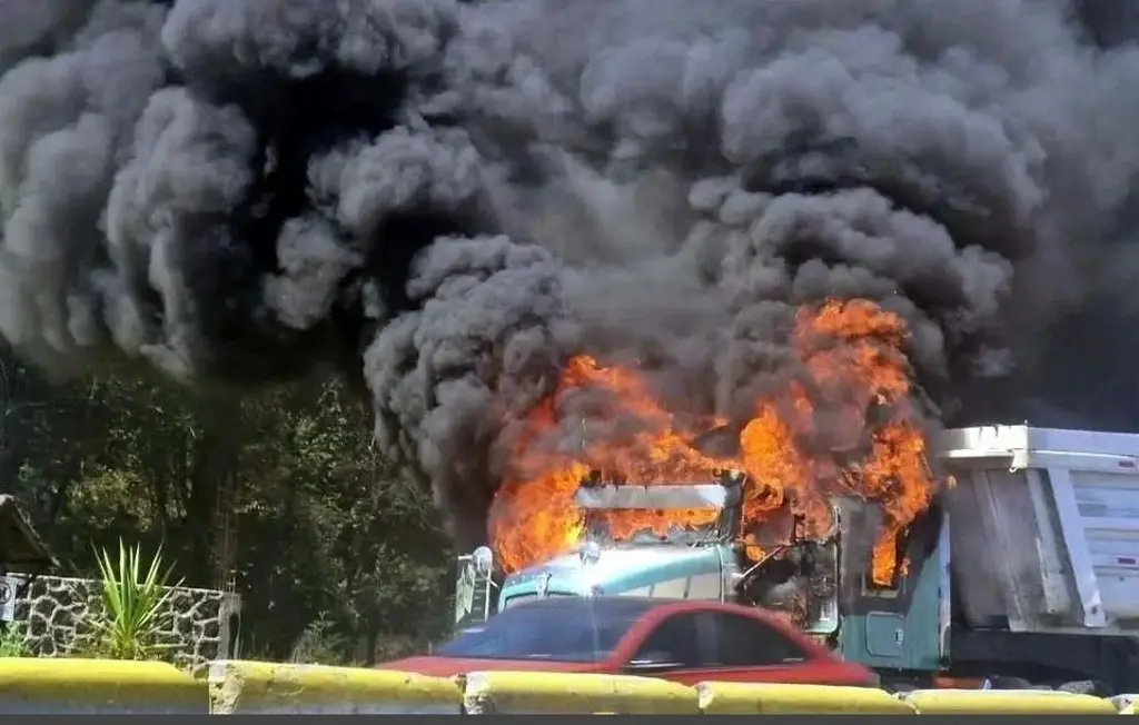 Imagen Reportan balazos y quema de camiones en enfrentamiento entre sindicatos en la México-Puebla