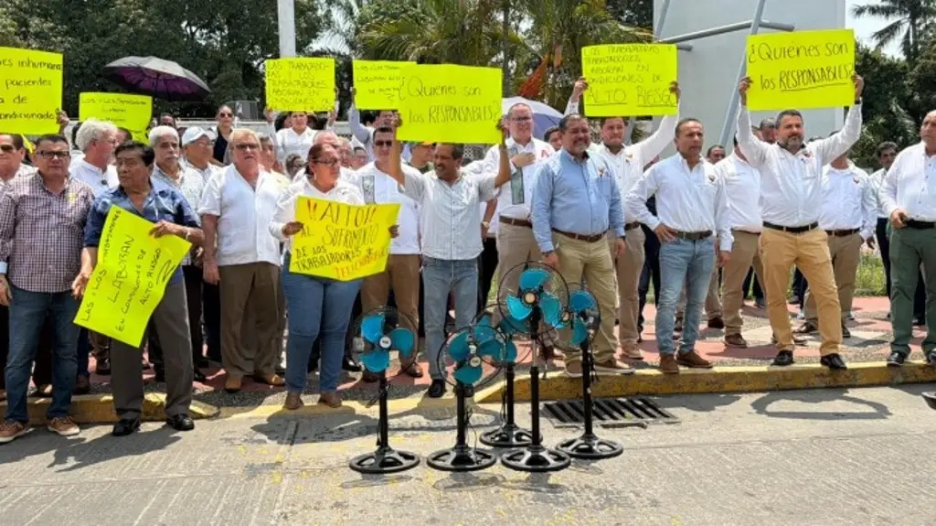 Imagen  Pacientes, trabajadores y jubilados protestan en hospital de Pemex en Poza Rica; esto exigen
