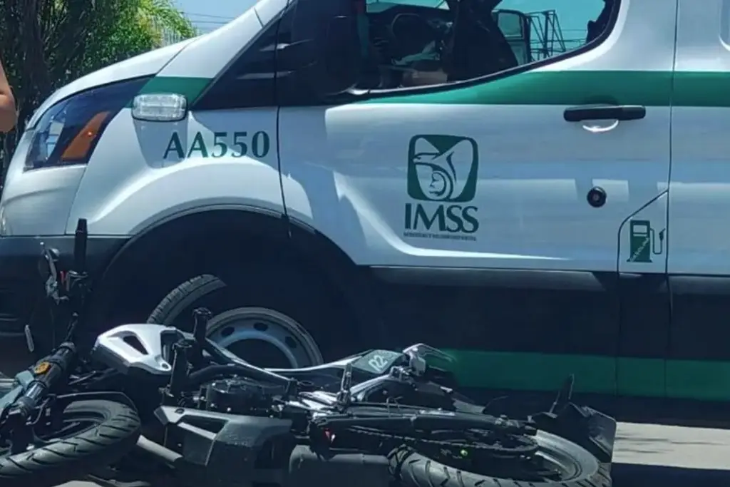 Imagen No hubo lesionados tras choque de motociclista contra ambulancia: IMSS