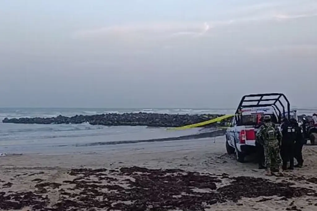 Imagen Joven universitario muere ahogado tras caer de escollera en playa de Tuxpan