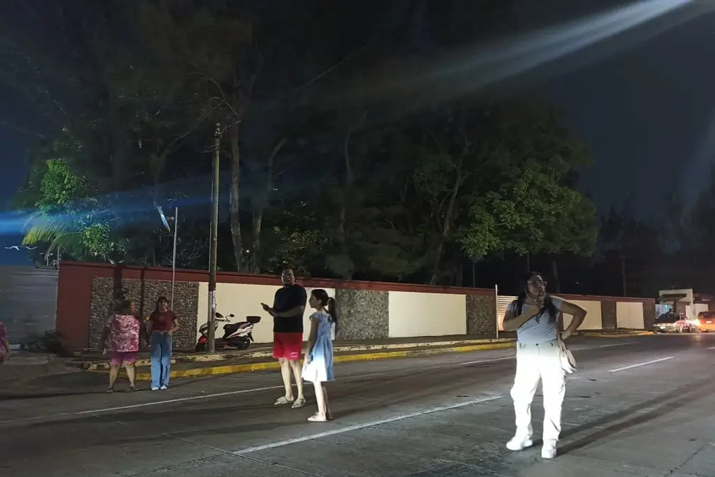 Imagen Colonia de Boca del Río lleva 3 días sin luz; vecinos bloquean avenida Díaz Mirón